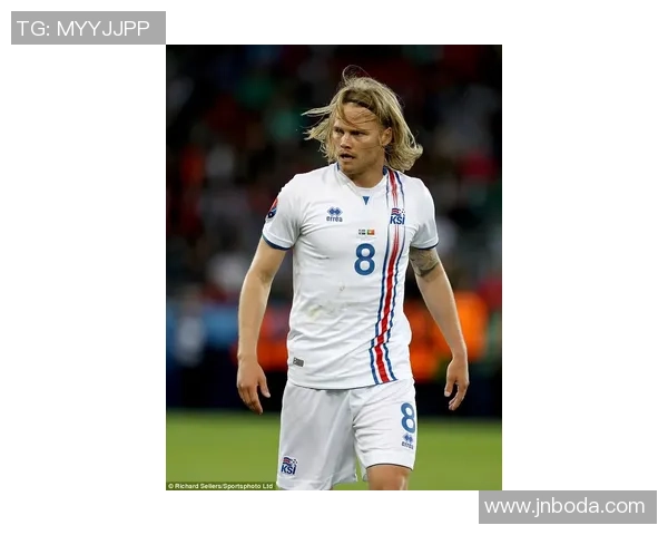 穿裆足球球星展现精湛技巧惊艳赛场引爆球迷热情